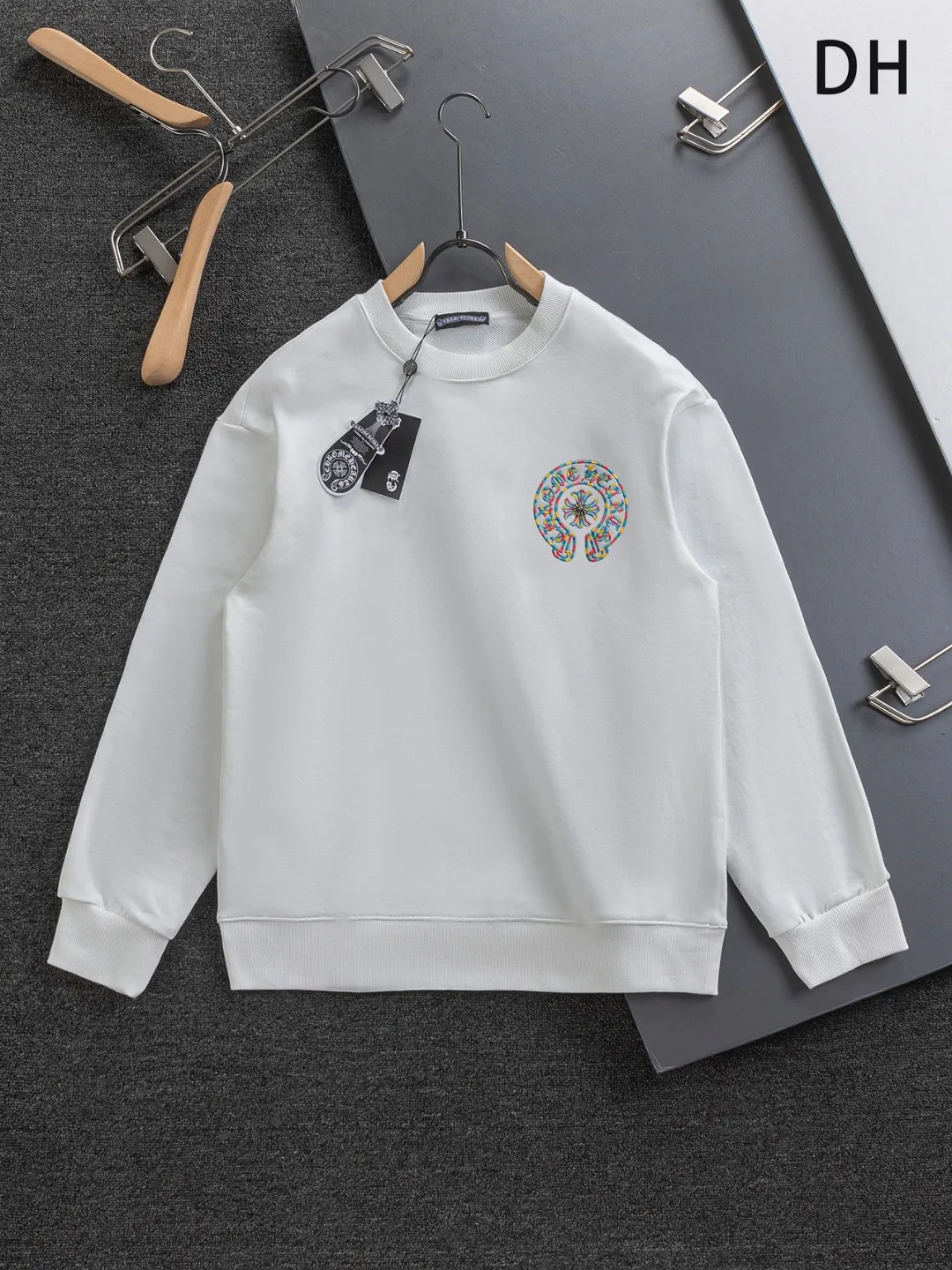 🅿️280 Chrome Hearts CH Cross 25SS Autumn and Winter Sweatshirt Early Autumn Classic Style Colorful Horseshoe Patch Embroidery on the Chest Colorful Cross on the Back ✝️🪡 Embroidered Logo Round Neck Pullover Sweatshirt, a popular style, a style that both men and women like, same style for men and women, 100% chance of turning heads when you wear it when you go out! It’s all about being handsome. The designer’s classic sense is precisely grasped. The whole piece of clothing is heavy. Industrial washing process. Ready-made garments are dyed + sprayed for a horse effect. The double-washing process is super recognizable. It uses heavy washing to make it distressed. The edges of the patch are slightly rolled and naturally distressed. It has a three-dimensional layering with a little damage and is very visually lethal. It adheres to Kroxin's consistent rough style. The chest and back are large, and the horseshoe flower printed patch pattern is embroidered and decorated. It is decorated with silver metal engraved distressed buttons. The classic elements full of brand recognition instantly enhance the overall sense of grade and specification. Its texture is quite high-end! The overall feeling is high-end, simple and elegant, with silver hardware accessories, a full set of customized accessories, and the pattern of the entire dress is all decorated with patchwork three-dimensional embroidery technology, which is the finishing touch of the entire dress. The design on the back is even more eye-catching! ! This full back is so cool, it’s full of design, and the overall upper body style highlights fashion and individuality. Wearing it together as a couple is even more popular on the street. I recommend the early autumn sweatshirt! ! The fabric is a unique 440g 100% cotton, which is skin-friendly, breathable, and feels moist. It has a strong texture and smooth lines. It can be called a back killer, which has very strict requirements on craftsmanship and cost. The smooth neckline, flat cuffs and hems, the stitches are small and tight, tight and orderly, and the details are perfect. The consistent OS version can be worn alone or layered. It is very casual, but very iconic! It is simply the flagship of high-end trendy brands and must be included in your wardrobe. It has the American fashion spirit of freedom and individuality, and is highly recognizable and stylized! Color: Black White Size: S-XL Size chart: S: Shoulder width 51-Bust 56-Length 69 M: Shoulder width 52.5-Bust 58-Length 71 L: Shoulder width 54-Bust 60-Length 73 XL: Shoulder width 55.5-Bust 62-Length 75